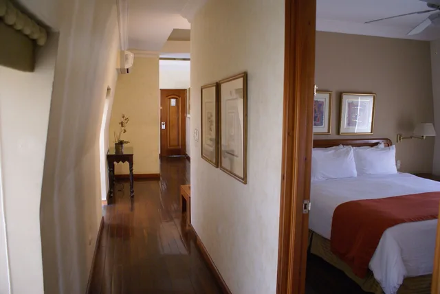 شقة حصرية بسرير كينج وسريرين مزدوجين بغرفتي نوم مع أريكة، HOTEL SAN CARLOS 5/7