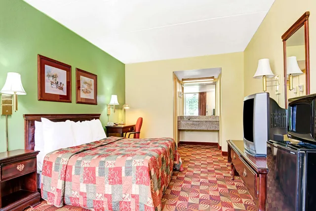 Room, King Bed, Super 8 by Wyndham Nashville Near Downtown / I-40 1/2