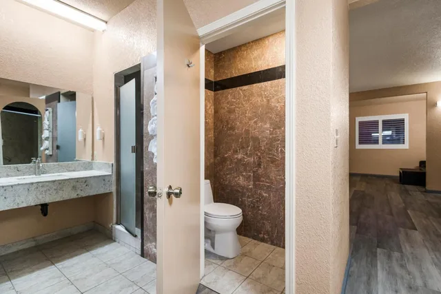 جناح بسرير كوين، Country Inn Sonora 6/9