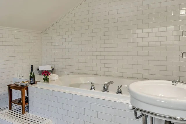 Helena, Suite, King Bed, Jetted Tub، Craftsman Inn 9/10