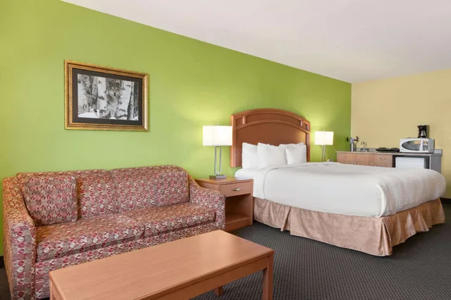 Suite, King Bed, Days Inn & Suites by Wyndham Thompson 1/2