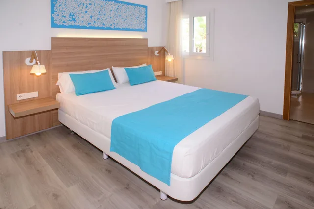 جناح بسريرين مزدوجين بشرفة مع أريكة، Cala Llenya Resort Ibiza Formerly Ola Club Cala Llenya 1/3