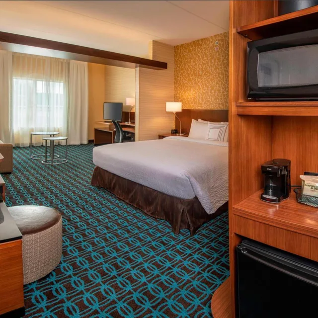جناح تنفيذي بسرير كينج مع أريكة، Fairfield Inn & Suites By Marriott Harrisburg International Airport 2/6