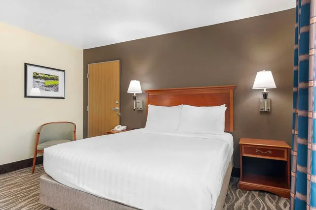 غرفة بسرير كوين بحوض استحمام لذوي الإعاقة، Best Western Canon City 3/5