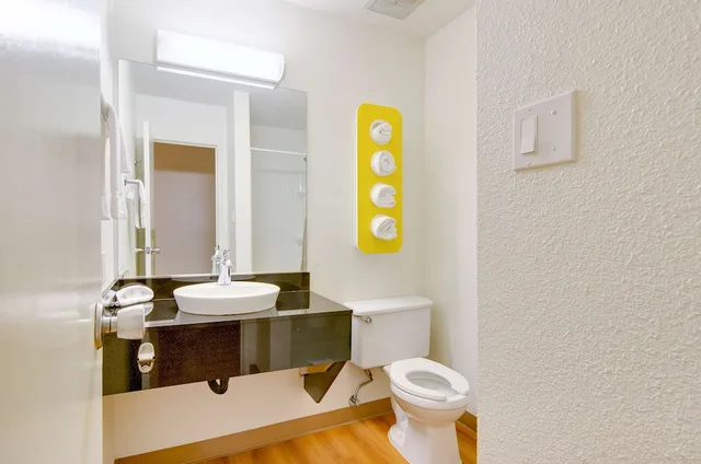 Standard, Double Bed, Smoking, Accessible, Motel6 Tacoma, WA - Fife 3/3