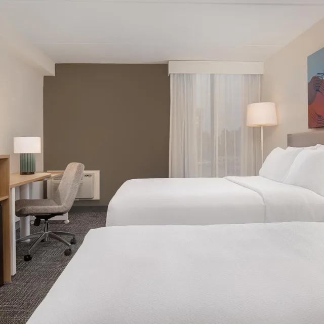 غرفة بسرير كينج وسريرين كوين، Spark by Hilton Toronto Airport 2/5