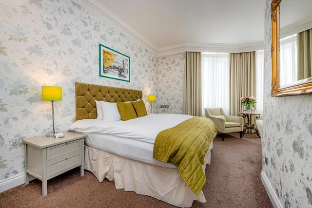 Deluxe, Queen Bed, Ashburn 7/10