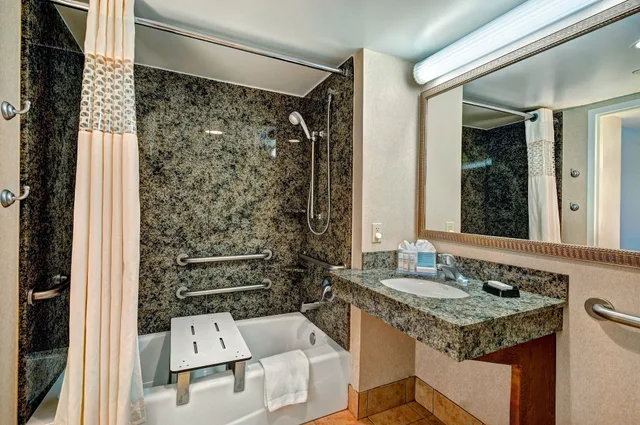 غرفة بسرير كوين لذوي الإعاقة، Hampton Inn Lake Havasu 2/2