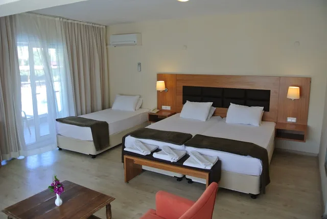 جناح بثلاثة أسرّة بغرفة نوم واحدة مع أريكة، Begonville Hotel 3/10
