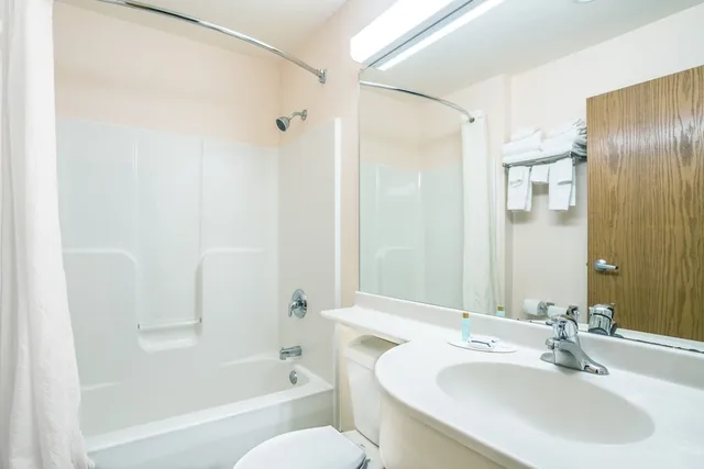غرفة بسرير كوين لذوي الإعاقة، Microtel Inn & Suites Tomah 8/10