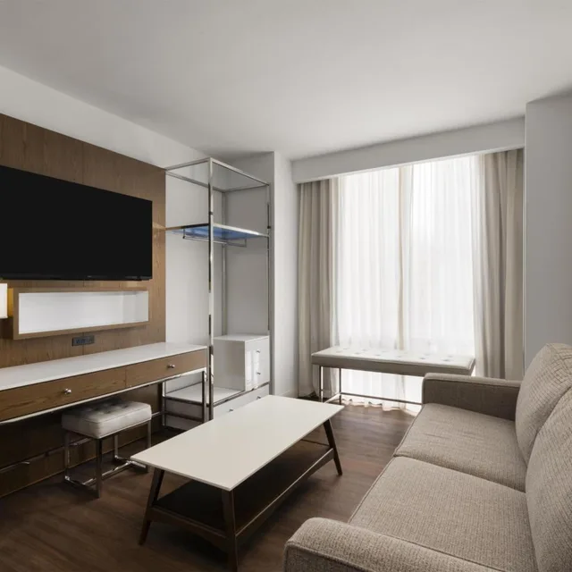 جناح بسرير كينج مع أريكة بحوض استحمام لذوي الإعاقة، Best Western Premier Empire State Hotel 2/3