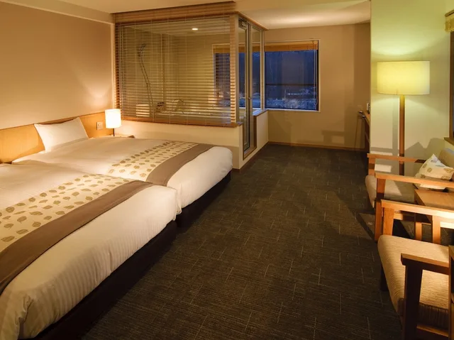 غرفة بسريرين منفصلين بإطلالة على النهر بحمام خاص، KAMIKOCHI LEMEIESTA HOTEL 1/3
