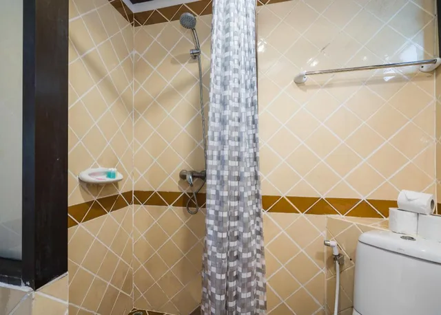 غرفة ديلوكس بسرير كينج وسرير كينج وسرير كوين بإطلالة على البحيرة بشرفة، Chaweng Lakeview Residence 5/5