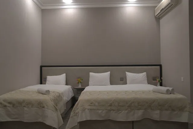 غرفة قياسية ثلاثية بثلاثة أسرّة، Premier Hotel 1/10