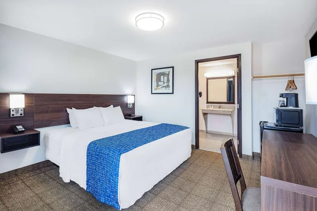 غرفة قياسية بسرير كينج، Travelodge By Wyndham Newport 1/3