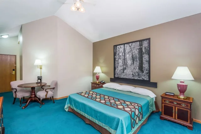 جناح بسرير كينج بحوض جاكوزي، Baymont Inn and Suites by Wyndham Platteville 2/10