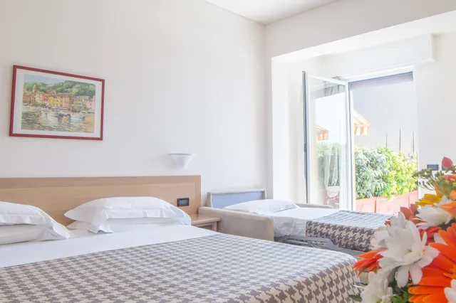 غرفة ثلاثية بإطلالة على البحر بشرفة بغرفة نوم واحدة، Hotel Laurin Formerly Best Western Hotel Laurin 3/5