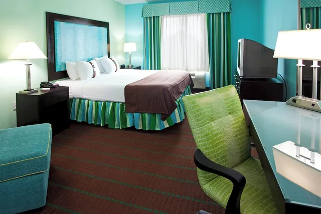 غرفة بريميوم بسرير كينج مع أريكة، Holiday Inn Hotel And Suites Ocala Conference Center 3/4
