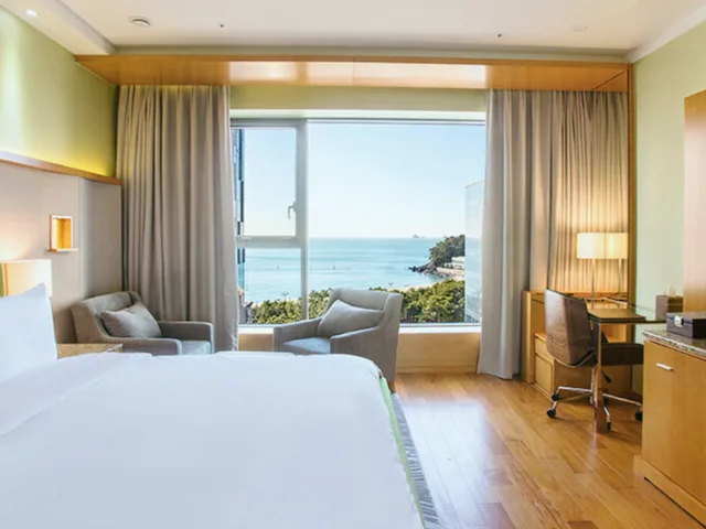 Room, King Bed, Lateral Side Ocean View, Rooftop Pool، Baymond Hotel 1/1