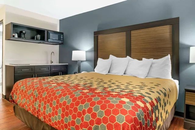 Upgrade, King Bed، Econo Lodge Traverse City South 1/6
