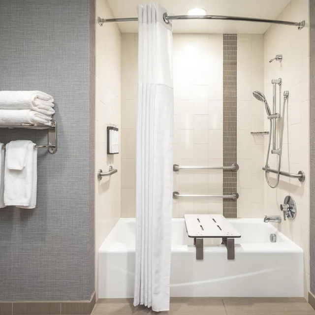 غرفة بسريرين كوين مع أريكة بحوض استحمام لذوي الإعاقة، Hyatt Place Santa Cruz 2/2
