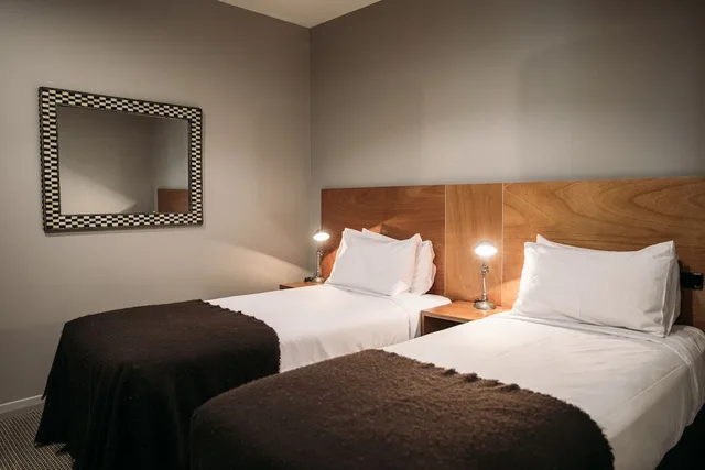 جناح بسرير كينج وسريرين منفصلين، King and Queen Hotel Suites 2/3
