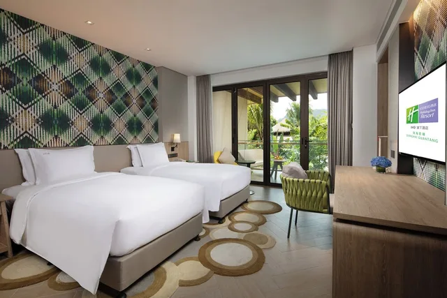 غرفة قياسية بسريرين منفصلين بإطلالة على الحديقة بشرفة، Holiday Inn Resort Qionghai Guantang 1/7