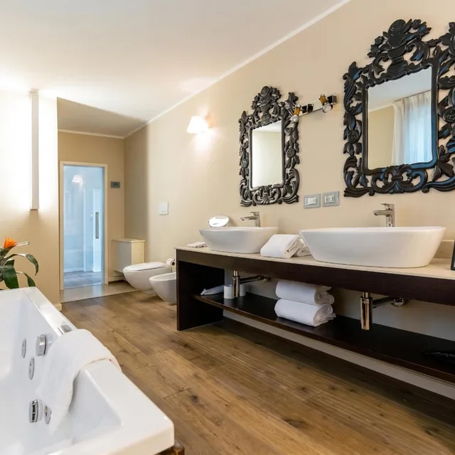 Deluxe, Town House 33 6/8
