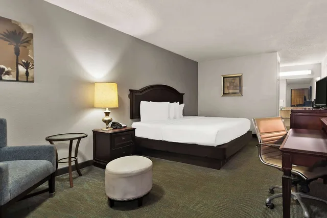 غرفة قياسية بسرير كينج، Rodeway Inn Lumberton Central 3/6