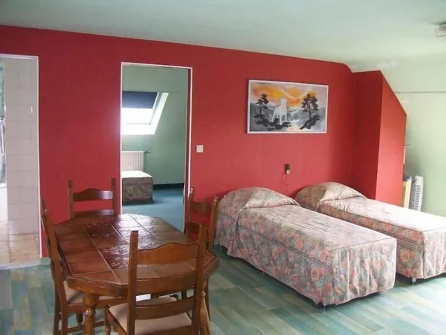 Room, Twin Beds, Hotel Evergreen 1/7