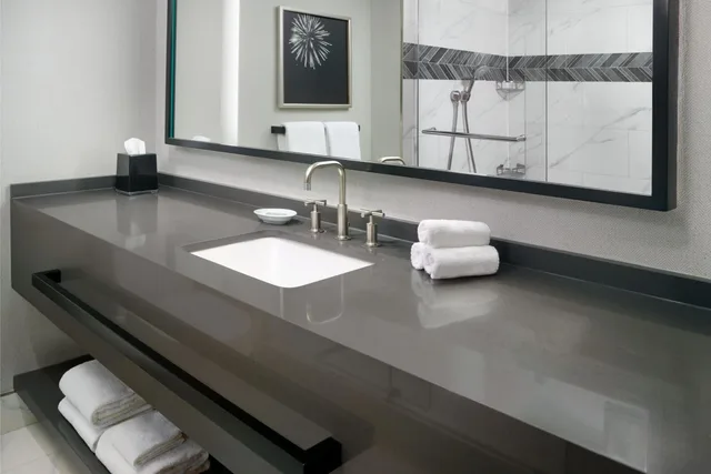 Hospitality, Suite, Sofa، Courtyard Arlington Crystal City/Reagan National Airport 1/8
