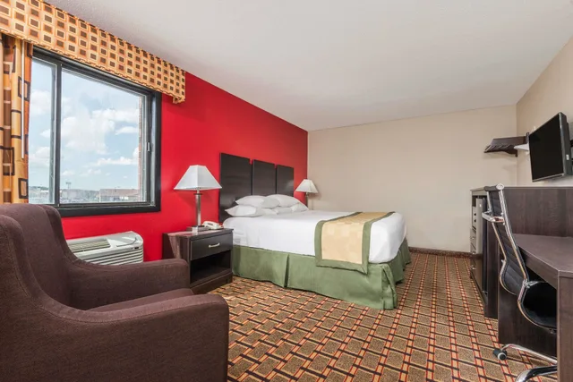 غرفة قياسية بسرير كوين، Days Inn By Wyndham Muncie -Ball State University 3/6