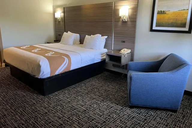غرفة سوبيريور بسرير كينج، Quality Inn & Suites Red Wing, MN 1/2