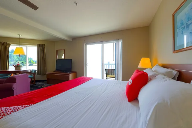 Luxurious King Suite with Jetted Tub and Balcony- Ocean view، Siletz Bay Beachfront Hotel by OYO Lincoln City 2/8