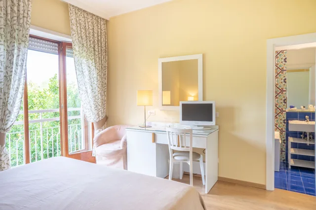 غرفة بسرير مزدوج أو سريرين منفصلين بإطلالة على الحديقة، Hotel Regina Sorrento 7/10