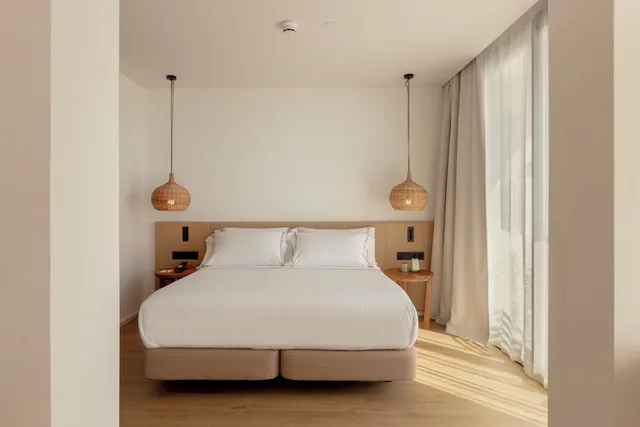 غرفة فاخرة بسرير كوين بشرفة بإطلالة جزئية على البحر، Elisabeth by the Sea Hotel 2/4