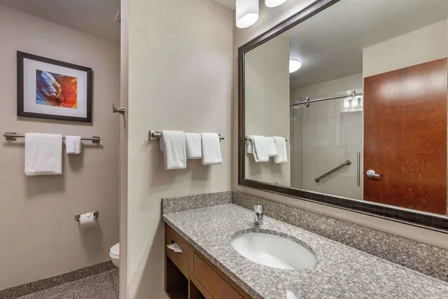 جناح بسريرين كوين بغرفتين مع أريكة بحوض استحمام لذوي الإعاقة، Drury Inn & Suites Phoenix Tempe 3/4