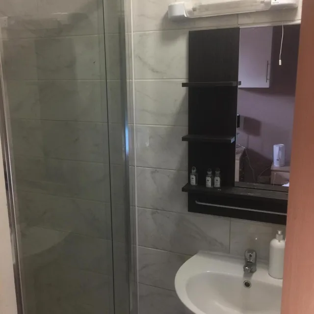 Room, Quadruple, Pacific Inn London Heathrow (ex. Essex Inn Hotel) 5/6