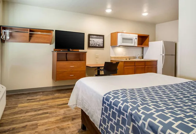 Efficiency, Queen Bed, Econo Lodge Burlington I-70 3/8