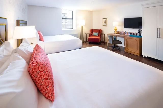 غرفة قياسية بسريرين كوين، Hotel Indigo Baltimore Downtown 1/5