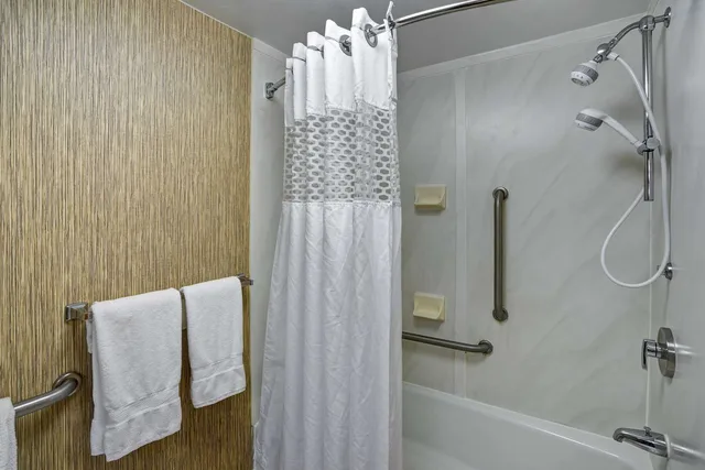 غرفة بسرير مزدوج بحوض استحمام لذوي الإعاقة، Hampton Inn Milford, CT 5/5