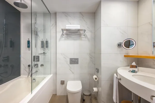 غرفة ديلوكس بسرير كينج بإطلالة على البحر بحوض استحمام، Doubletree By Hilton Hotel Istanbul - Moda 4/8