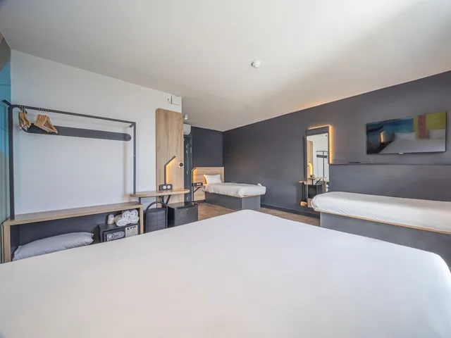 غرفة رباعية بسرير مزدوج وسريرين منفصلين بإطلالة على البحر، B&B HOTEL Fort de France 2/5
