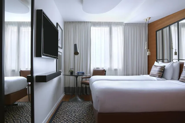 غرفة بسريرين منفصلين وسرير كينج، Renaissance Paris Republique Hotel 3/7