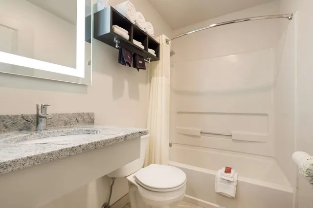 غرفة بسرير كينج مع أريكة بمطبخ صغير، Surestay Hotel By Best Western Thomson 4/4