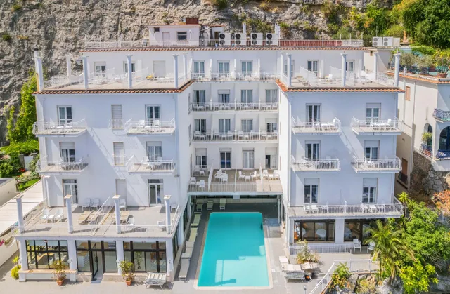 غرفة بسرير مزدوج بإطلالة على البحر بشرفة، Hotel Admiral Sorrento 1/1