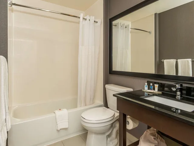 غرفة بسرير كينج، Comfort Inn West Kanata 5/6