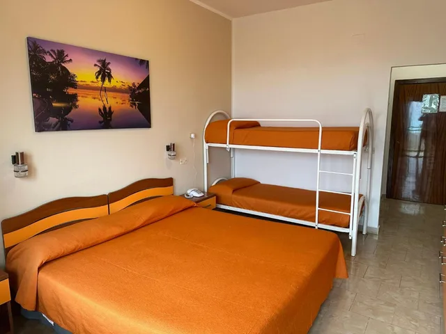 غرفة رباعية، Hotel Germania 4/8