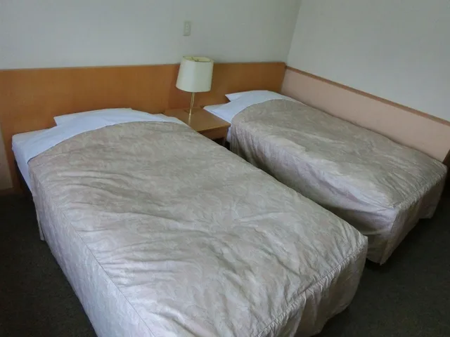 غرفة بسريرين منفصلين بإطلالة على الجبل، Resort Inn Fuyo Kawaguchiko Inter Store 2/7
