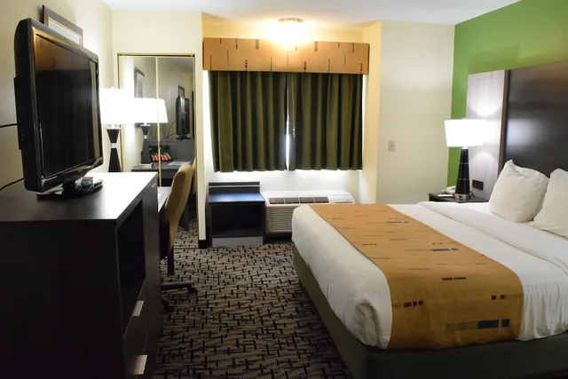 غرفة قياسية بسرير كينج لذوي الإعاقة، Best Western Crown Inn & Suites 2/7